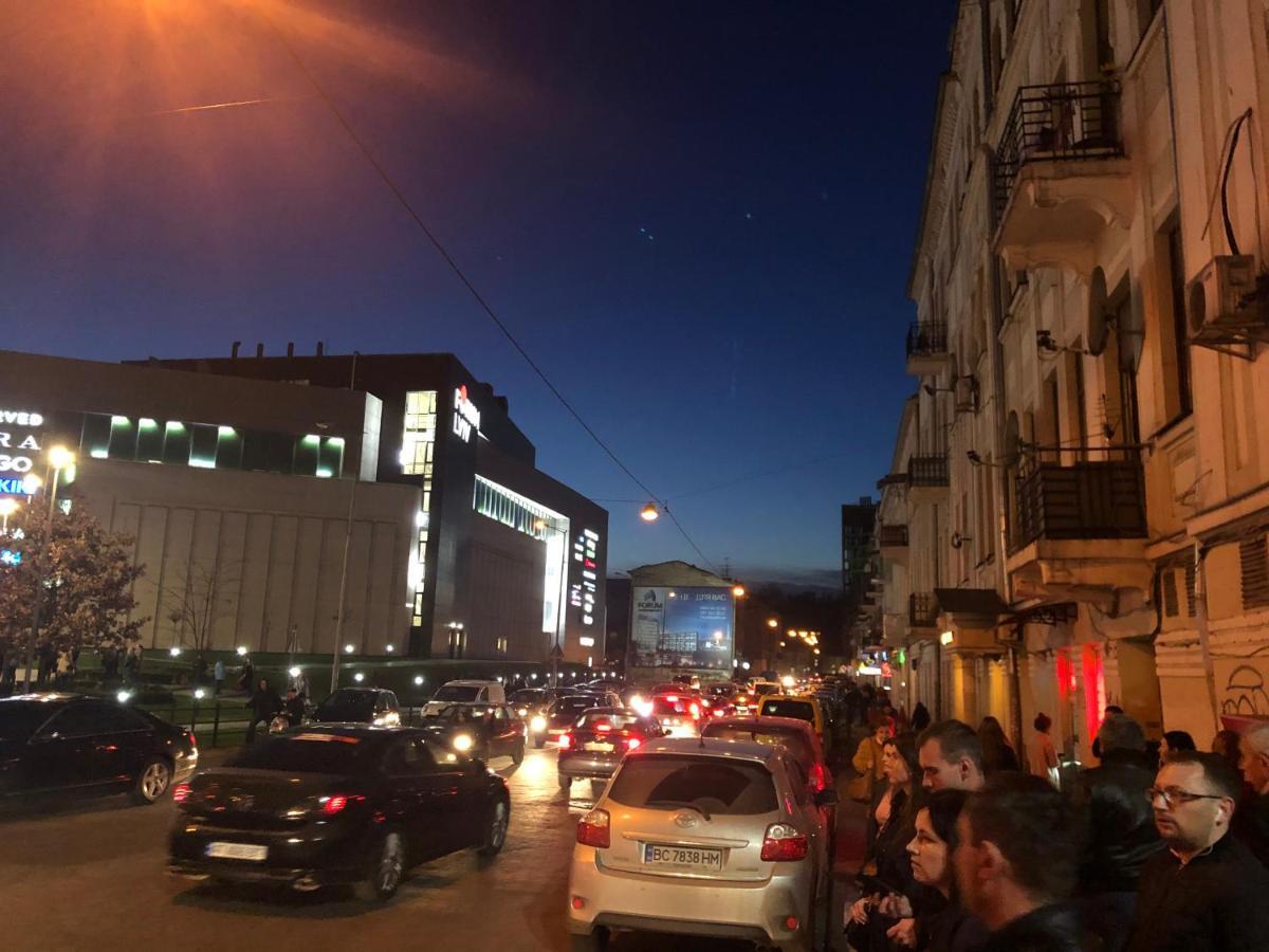 Apartments "Під Дубом"- "Under The Oak" ลวีฟ ภายนอก รูปภาพ